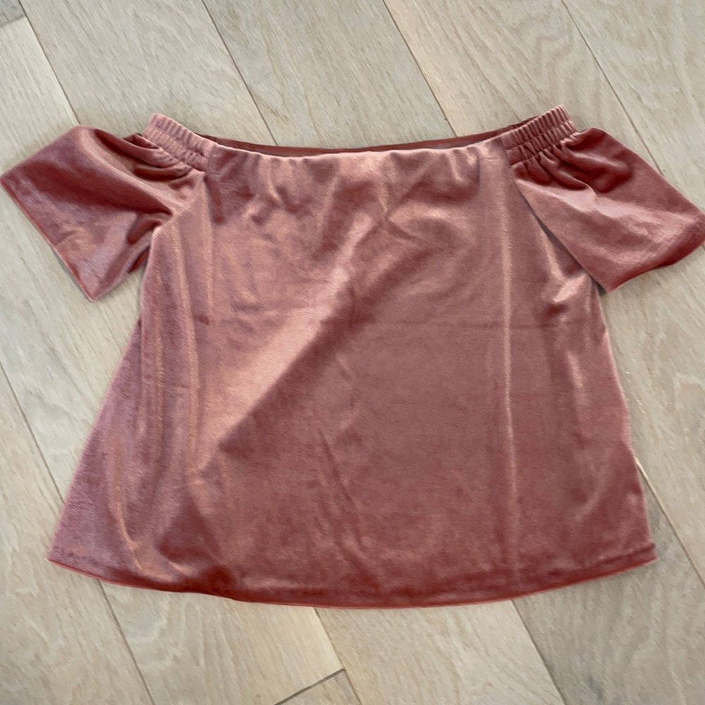 Aqua from Bloomingdale’s Girls pink soft velour off the shoulder tee.  Size M.